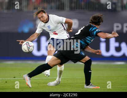 L'inglese Mark Noble spara al traguardo durante la partita di calcio dell'UNICEF al London Stadium di Londra. Data foto: Domenica 12 giugno 2022. Foto Stock