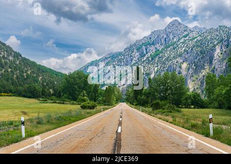 Vecchia strada che va nelle montagne della provincia di Leon verso la città di Riaño, nella Comunità di Castilla y Leon. Foto Stock