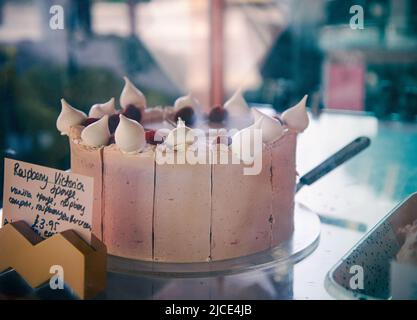 pan di spagna ghiacciato alla vaniglia (spugna victoria) con meringhe e frutta Foto Stock