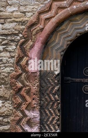 Particolare della porta normanna nel lato sud della chiesa di Santa Maria Maddalena, Woodstock, con il suo schema a chevron (zigzag) Foto Stock