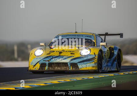 88 POORDAD Fred (usa), LINDSEY Patrick (usa), HEYLEN Jan (bel), Dempsey-Proton Racing, Porsche 911 RSR - 19, in azione durante la 2022 24 ore di le Mans, 3rd round del Campionato Mondiale di Endurance 2022 della FIA, sul circuito della Sarthe, dal 11 al 12 giugno 2022 a le Mans, Francia - Foto: Alexandre Guillaumot/DPPI/LiveMedia Foto Stock