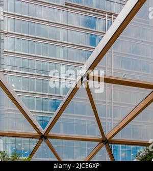 Crossrail Place Roof Garden nel quartiere finanziario di Canary Wharf Foto Stock