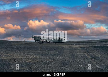 Vista del relitto aereo militare abbandonato a spiaggia di sabbia nera a Solheimasandur Foto Stock