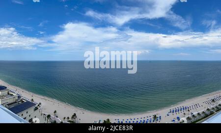 Ft. Lauderdale, FL USA - 6 giugno 2022: Vista panoramica aerea della spiaggia di ft. Lauderdale, Florida, in una giornata estiva soleggiata con ombrelloni e sedie Foto Stock