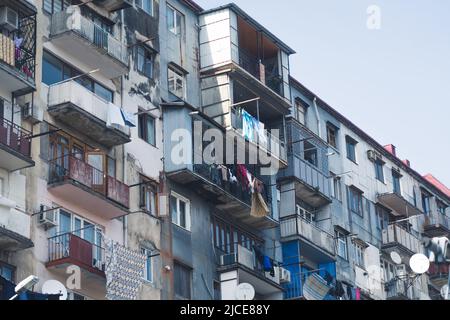 Primo piano vista del palazzo di appartamenti in città di Batumi, Georgia, Europa. Foto di alta qualità Foto Stock