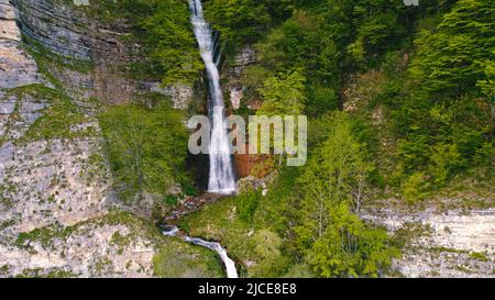 Panorama di un'enorme cascata di Kinchkha sul Canyon Okatse, vicino a Kutaisi, Georgia, scatto aereo. Foto di alta qualità Foto Stock