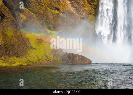 Vista della splendida arcobaleno sulle formazioni rocciose e sul fiume Skoga contro Skogafoss Foto Stock