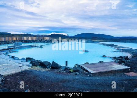 Splendida vista della laguna blu naturale nella spa geotermica contro il paesaggio nuvolistico Foto Stock