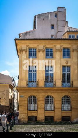 Aix-en-Provence, Francia, maggio 2022, vista di un edificio a Place d'Albertas Foto Stock