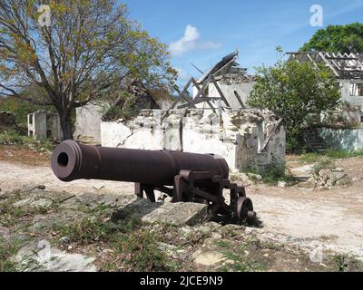 Vista del vecchio cannone e degli edifici abbandonati a Fort James vicino a St John's ad Antigua Foto Stock