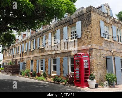 Vista del Copper and Lumber Store Historic Inn presso il Nelson's Dockyard presso il porto inglese di Antigua Foto Stock