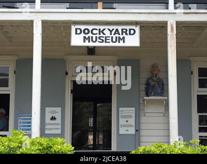 Vista frontale ravvicinata dell'ingresso al Museo del cantiere navale di Nelson's Dockyard presso il porto inglese di Antigua Foto Stock