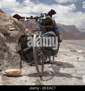 Pedala nel passo di AK-Baytal, pedala a lunga distanza sulla M41 Pamir Highway, Pamir Mountain Range, Tagikistan Foto Stock