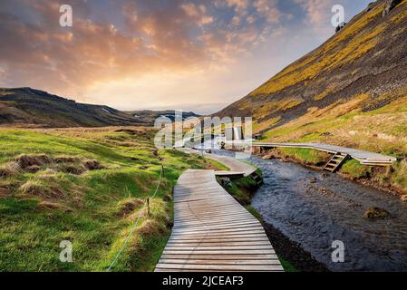 Splendida vista sul lungomare dal torrente geotermico nella valle di Hveragerdi al tramonto Foto Stock