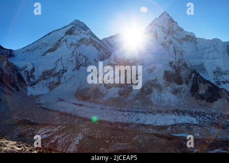 Sole di mattina sopra il Monte Everest, lhotse e Nuppse dal campo base di Pumo Ri - modo per il campo base Everest - Parco nazionale Sagarmatha - Nepal Himalaya moun Foto Stock