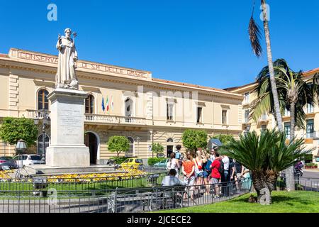 Tour di gruppo in Piazza Sant'Antonino, Sorrento (Surriento), Regione Campania, Italia Foto Stock