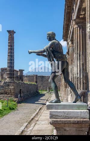 Il Tempio Etrusco di Apollo con il Vesuvio alle spalle, l'antica città di Pompei, Pompei, la città metropolitana di Napoli, la regione Campania, Italia Foto Stock