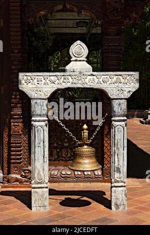 Brisbane Australia / la Campana di Ottone APAC per onorare e preservare la cultura asiatica alla Pagoda della Pace Nepalese in South Bank Parklands. Foto Stock