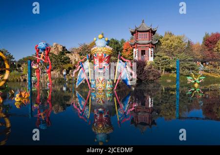 La magia delle Lanterne mostra a Dream Lake nel Giardino Cinese in autunno, Montreal Botanical Garden, Quebec, Canada. Foto Stock