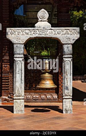 Brisbane Australia / la Campana di Ottone APAC per onorare e preservare la cultura asiatica alla Pagoda della Pace Nepalese in South Bank Parklands. Foto Stock