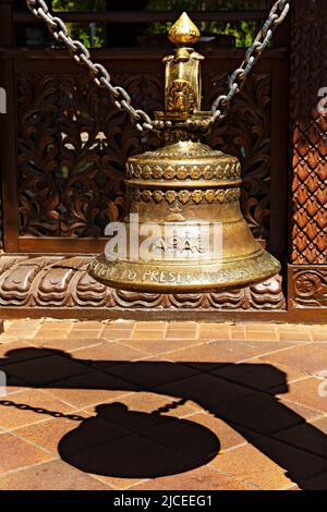 Brisbane Australia / la Campana di Ottone APAC per onorare e preservare la cultura asiatica alla Pagoda della Pace Nepalese in South Bank Parklands. Foto Stock