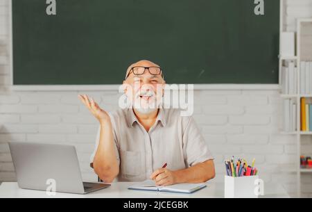 Insegnante esperto entusiasta che accoglie gli studenti al workshop. Stupito volto sorpreso di divertente professore. Insegnamento per adulti. Foto Stock