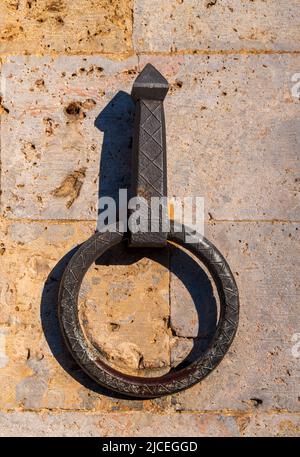 Anello di legatura a cavallo su un muro di pietra Foto Stock