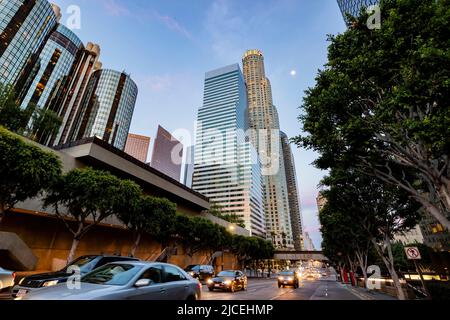 Los Angeles, Apr 15 2015 - veduta crepuscolo del grattacielo di Los Angeles Foto Stock