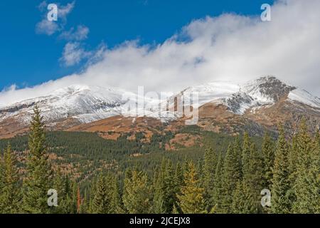 Autunno Snows che iniziano a Coat the Mountains vicino Hoosier Pass in Colorado Foto Stock