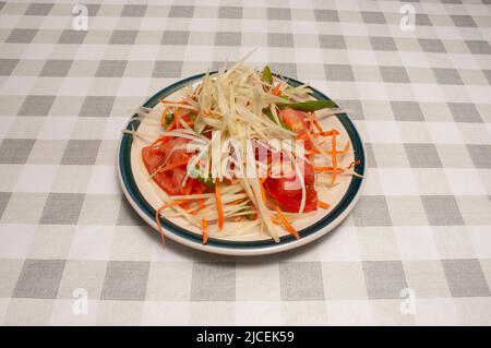 Deliziosa cucina thailandese conosciuta come insalata di papaya Foto Stock