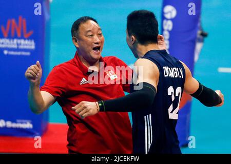 Brasilia, Brasile. 12th giugno 2022. Il capo allenatore cinese Wu Sheng (L) e Zhang Jingyin celebrano la vittoria durante la partita della FIVB Volleyball Nations League Men's Pool 1 tra Cina e Brasile a Brasilia, Brasile, il 12 giugno 2022. Credit: Lucio Tavora/Xinhua/Alamy Live News Foto Stock