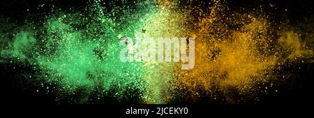 Esplosione, schizzi di curcuma su sfondo nero. India Seasoning. La polvere arancione della radice curmerica. Foto Stock