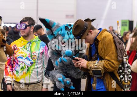 Melbourne, Australia. 11th giugno 2022. I cosplayers in una serie di costumi camminano il pavimento a OzComicCon 2022. OzComicCon ha visto migliaia di fan della cultura pop scendere al Melbourne Exhibition Centre per il fine settimana per godersi forum, competizioni cosplay e celebrità indovinare. Il primo giorno dell'evento è stato un sell-out con persone che tornano in massa alla convenzione dopo eventi rinviati e cancellati sotto blocchi COVID. (Foto di Michael Currie/SOPA Images/Sipa USA) Credit: Sipa USA/Alamy Live News Foto Stock