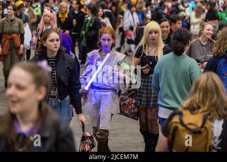 Melbourne, Australia. 11th giugno 2022. I cosplayers in una serie di costumi camminano il pavimento a OzComicCon 2022. OzComicCon ha visto migliaia di fan della cultura pop scendere al Melbourne Exhibition Centre per il fine settimana per godersi forum, competizioni cosplay e celebrità indovinare. Il primo giorno dell'evento è stato un sell-out con persone che tornano in massa alla convenzione dopo eventi rinviati e cancellati sotto blocchi COVID. (Foto di Michael Currie/SOPA Images/Sipa USA) Credit: Sipa USA/Alamy Live News Foto Stock