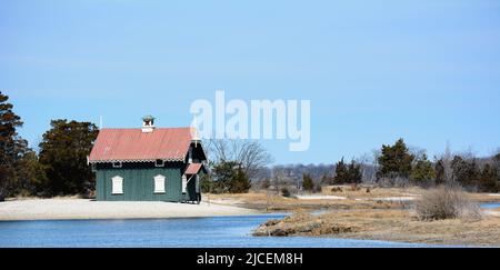 STONY BROOK, NEW YORK - 1 Apr 2015: Gamecock Cottage presso la West Meadow Wetlands Reserve, a Long Island. Foto Stock