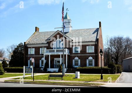 PORT JEFFERSON, NEW YORK - 6 Apr 2015: Village Hall, gli uffici governativi della città costruiti nel 1967. Foto Stock