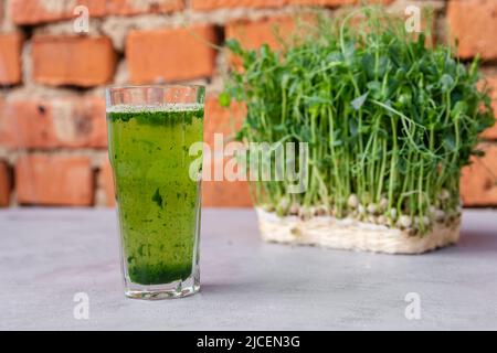 Bicchiere di succo di erba del siero fresco. Succo da erba di grano. Foto Stock
