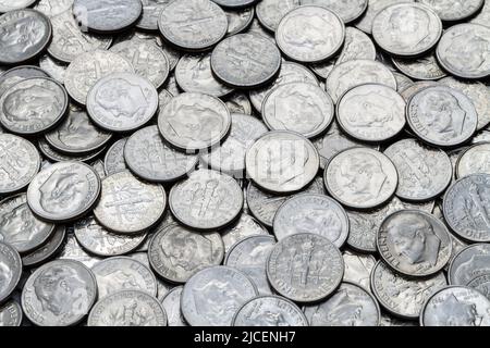 Un primo colpo di un mucchio di vari usato moderno rivestito (non argento) USA Roosevelt Dimes. Foto Stock