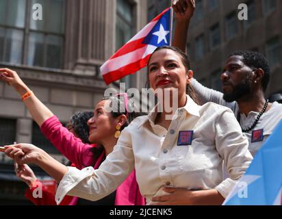 New York, New York - 12 giugno 2022 : Alexandria Ocasio-Cortez festeggia alla New York City Puerto Rican Day Parade, 5th ave. A Manhattan. Foto Stock