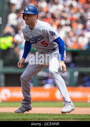 Giugno 12 2022 San Francisco CA, U.S.A. Los Angeles First Baseman Freddie Freeman (5) prende il comando della prima base durante la partita MLB tra i Los Angeles Dodgers e i San Francisco Giants. I Giganti hanno vinto 2-0 anni all'Oracle Park San Francisco Calif. Thurman James/CSM Foto Stock