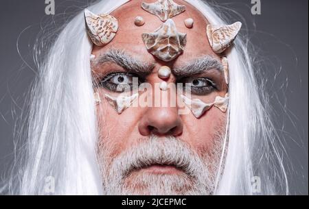 Druid su sfondo nero. Diavolo cornuto nella sua casa - stile antico. Mostro con spine affilate e verruche sul viso. Uomo con testa di toro. Demone con blo Foto Stock