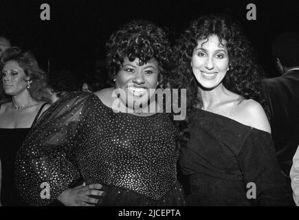 Jennifer Holliday e Cher al party serale di apertura 'Dreamgirls'. Preso a Los Angeles al Teatro Shubert a Century City il 20 marzo 1983. Credit: Ralph Dominguez/MediaPunch Foto Stock