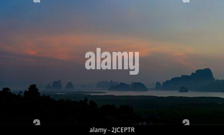 Vista panoramica di Samet Nangshe, Phang Nga, Thailandia nel bel cielo e le nuvole. La bellezza spettacolare e naturale delle montagne e delle isole nel Th Foto Stock