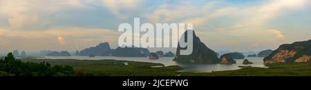 Vista panoramica di Samet Nangshe, Phang Nga, Thailandia nel bel cielo e le nuvole. La bellezza spettacolare e naturale delle montagne e delle isole nel Th Foto Stock