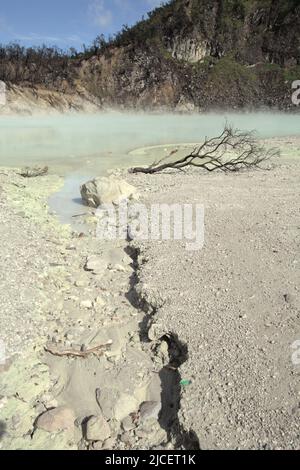 Lago cratere del Monte Patuha, che è popolarmente noto come Kawah Putih (cratere bianco) in Ciwidey, Bandung, Giava occidentale, Indonesia. Foto Stock