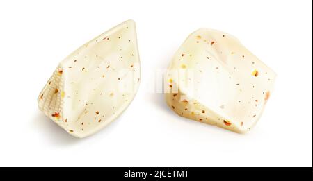 Blocchi o pezzi di forma triangolare di formaggio fresco isolati su sfondo bianco. Set realistico vettoriale di pezzi di formaggio bianco morbido con spezie, pezzi di pomodoro rosso e peperoni Illustrazione Vettoriale