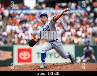 Giugno 12 2022 San Francisco CA, U.S.A. Los Angeles inizia il lanciatore Julio Urias (7) sul tumulo durante la partita MLB tra i Los Angeles Dodgers e i San Francisco Giants. I Giganti hanno vinto 2-0 anni all'Oracle Park San Francisco Calif. Thurman James/CSM Foto Stock