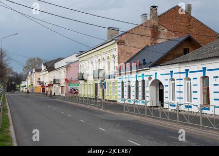 SOLTSY, RUSSIA - 07 MAGGIO 2022: Via Sovetsky in una serata nuvolosa di maggio Foto Stock