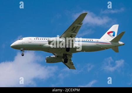 SAN PIETROBURGO, RUSSIA - 02 GIUGNO 2022: Aircraft Sukhoi SuperJet 100-95B 'Alexey Godovikov' (RA-89118) delle compagnie aeree 'Severstal' sul percorso di volo aga Foto Stock