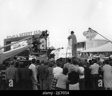 Movie Crew on Camera Crane circondato da spettatori che filmano una scena con DEAN MARTIN fuori DALLA LOCANDA DESERTICA DI WILBUR CLARK a Las Vegas durante le riprese della location dell'UNDICI regista/produttore DEL 1960 LEWIS MILESTONE, il regista William H. Daniels, Nelson Riddle Dorchester Productions / Warner Bros. Foto Stock